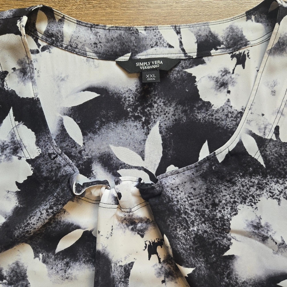 Simply Vera Vera Wang Floral Sleeveless Shirred Shell Top XXL Black White Tank - Picture 5 of 9